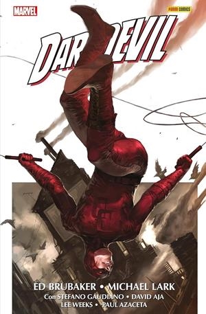DAREDEVIL DE ED BRUBAKER Y MICHAEL LARK OMNIBUS # 01 | 9788410497481 | ED BRUBAKER - LEE WEEKS - MICHAEL LARK - DAVID AJA - DAVID AJA | Universal Cómics